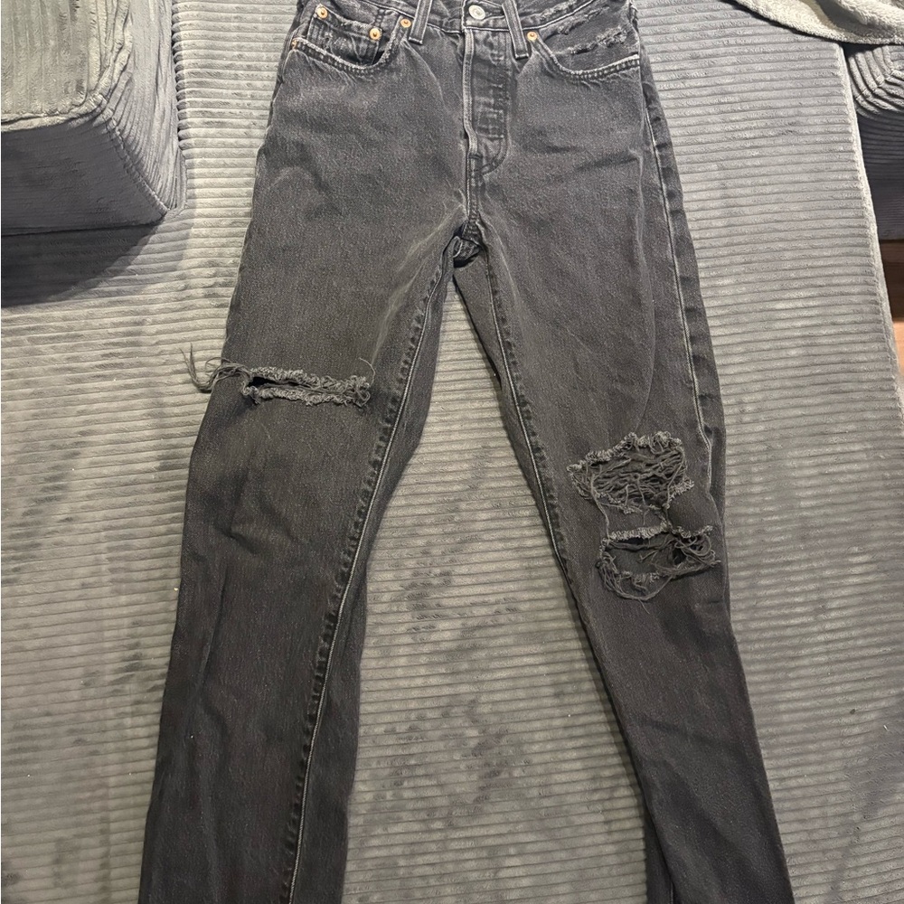 LEVI’S - 501 BLACK DISTRESSED JEAN